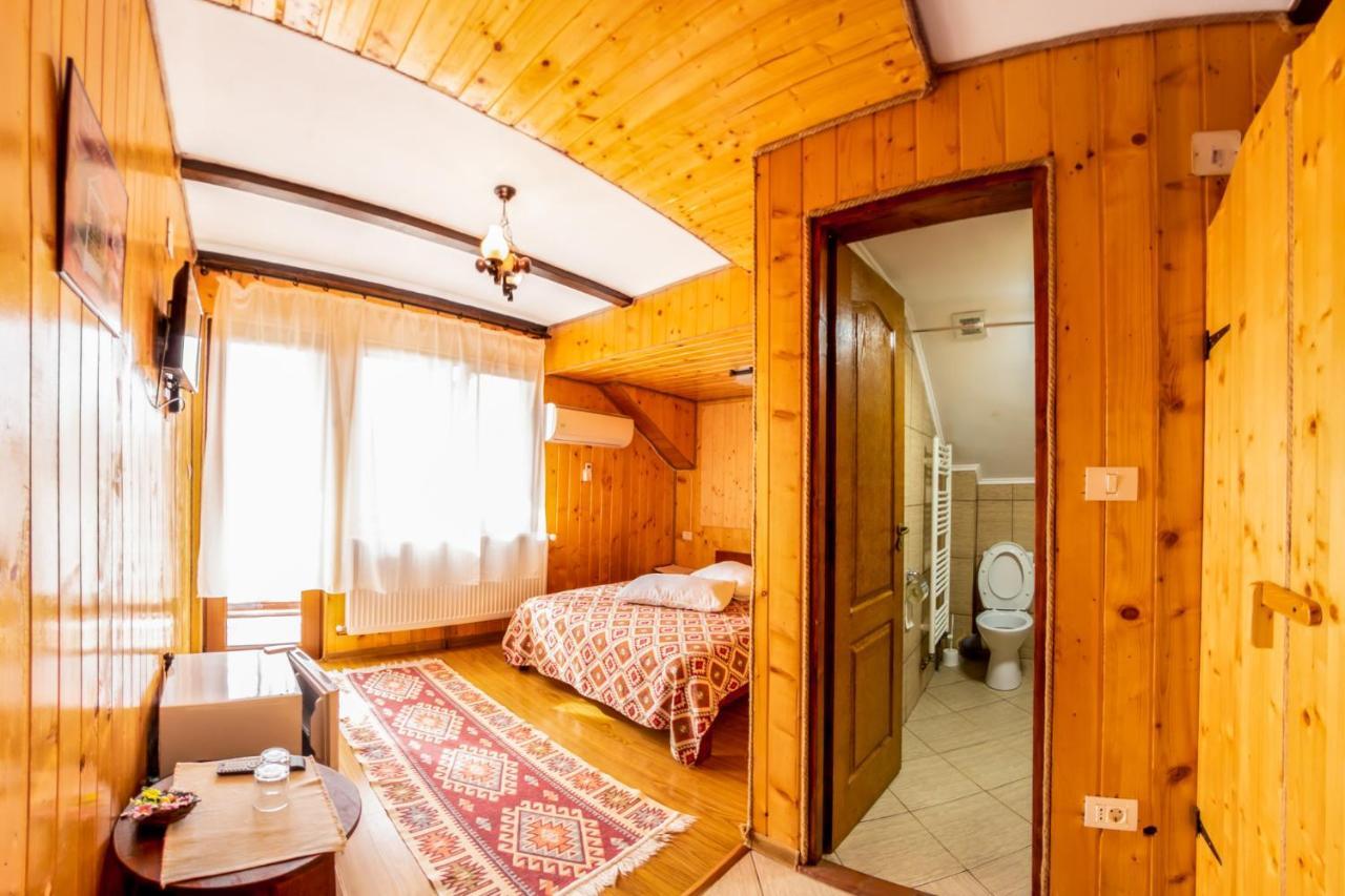 Pensiunea La Maria Lu' Sandoiu Hotel Poenari Ngoại thất bức ảnh
